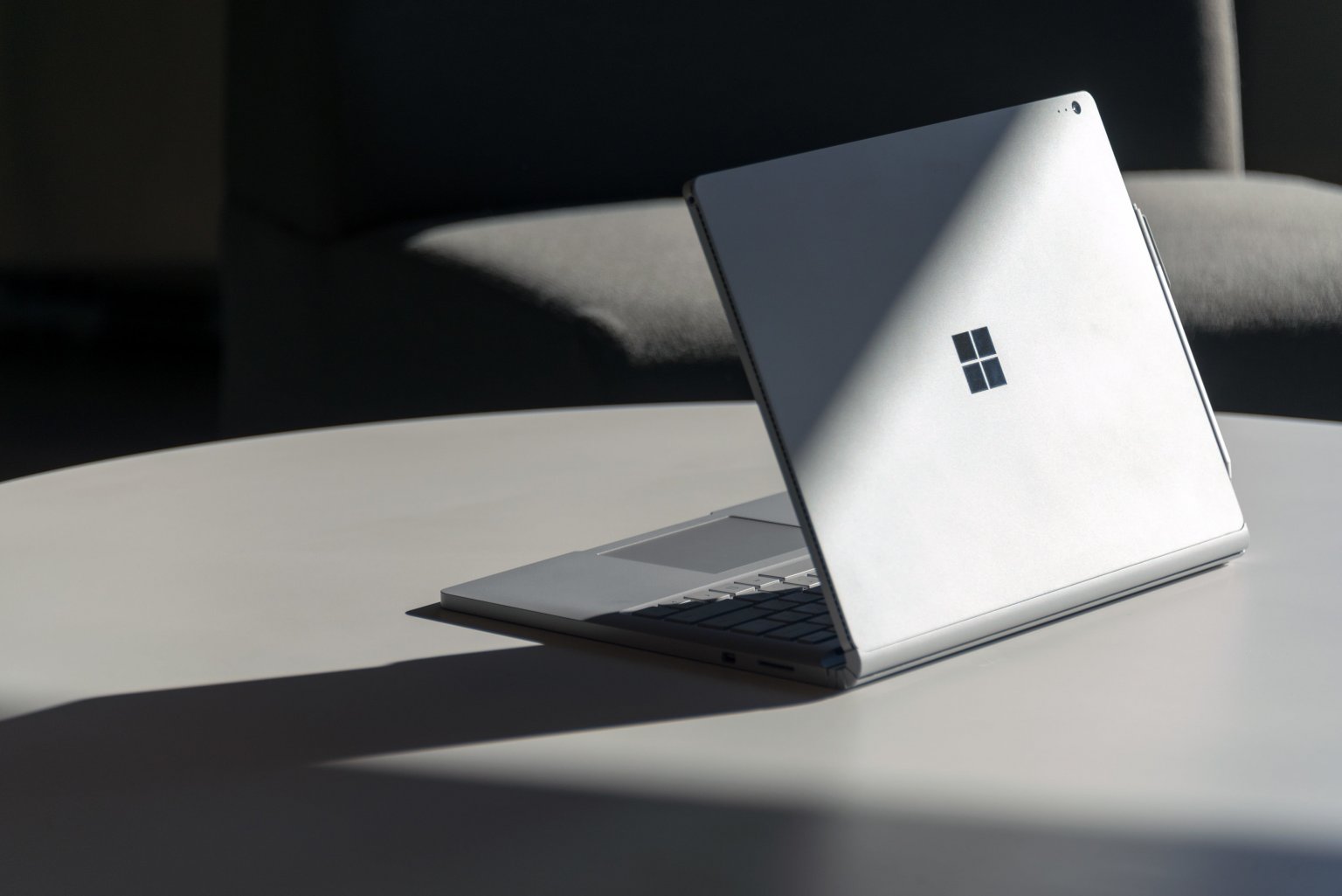 2021 Surface Book 1 có còn đáng mua? Hệ thống bán lẻ Surface, phụ